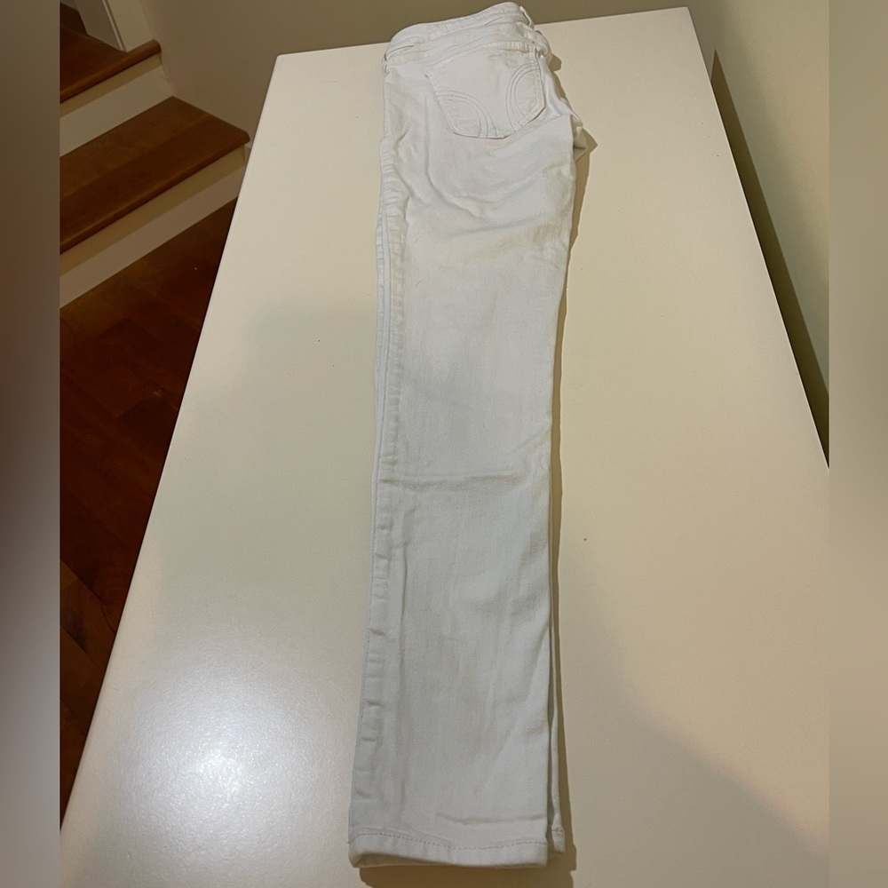 Hollister. White skinny jeans.
